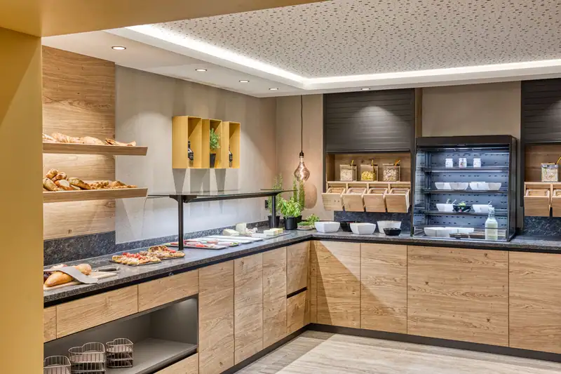 Frühstücksbuffet im Hotel Sonnblick mit Brot, Käse, Müsli-Station und Kräutern