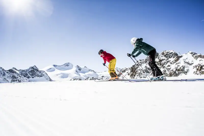 Zwei Skifahrende auf der Gletscherpiste vor der Wildspitze